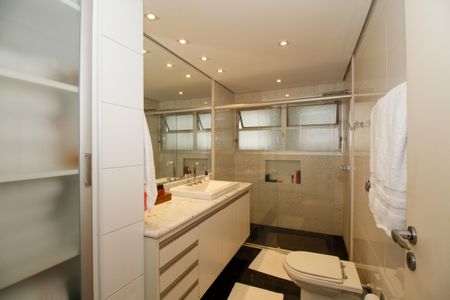 Apartamento à venda com 200m², 3 quartos e 2 vagas Apartamento à venda com 200m², 3 quartos e 2 vagasBanheiro da Suíte 1