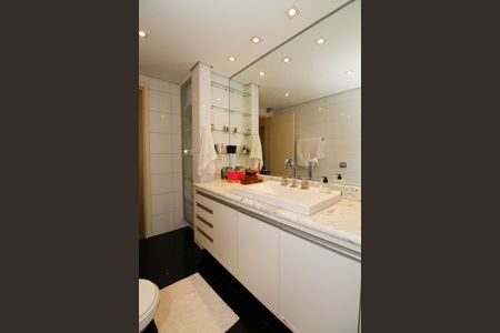 Apartamento à venda com 200m², 3 quartos e 2 vagas Apartamento à venda com 200m², 3 quartos e 2 vagasBanheiro da Suíte 1