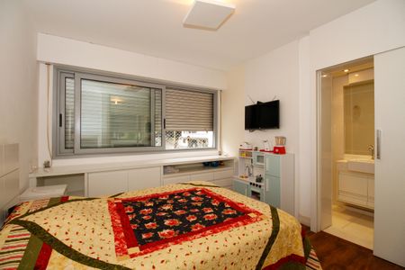 Apartamento à venda com 200m², 3 quartos e 2 vagas Apartamento à venda com 200m², 3 quartos e 2 vagasSuíte 2