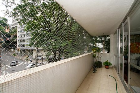 Apartamento à venda com 200m², 3 quartos e 2 vagas Apartamento à venda com 200m², 3 quartos e 2 vagasVaranda