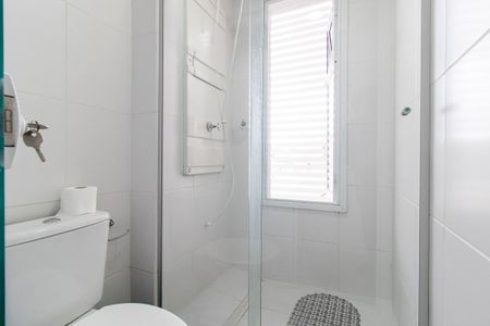 Banheiro de kitnet/studio para alugar com 1 quarto, 18m² em Rebouças, Curitiba