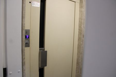 Apartamento para alugar com 180m², 4 quartos e 2 vagasElevador social - sala