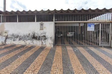 Casa à venda com 184m², 3 quartos e 6 vagas Casa à venda com 184m², 3 quartos e 6 vagasFachada