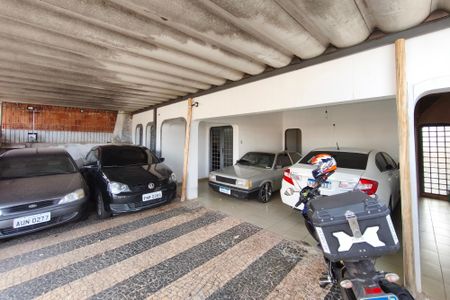 Casa à venda com 184m², 3 quartos e 6 vagas Casa à venda com 184m², 3 quartos e 6 vagasQuintal - Garagem