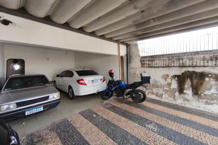 Casa à venda com 184m², 3 quartos e 6 vagas Casa à venda com 184m², 3 quartos e 6 vagasQuintal - Garagem