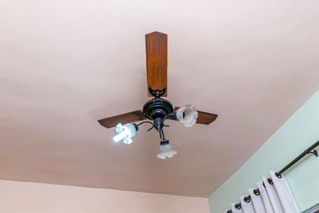 Casa à venda com 480m², 6 quartos e 2 vagas Casa à venda com 480m², 6 quartos e 2 vagasCasa da frente - Sala