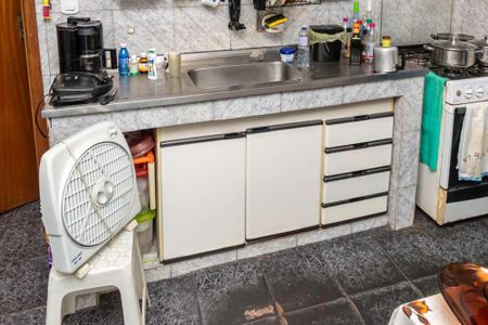 Casa à venda com 480m², 6 quartos e 2 vagas Casa à venda com 480m², 6 quartos e 2 vagasCasa da frente - Cozinha