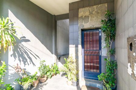 Casa à venda com 480m², 6 quartos e 2 vagas Casa à venda com 480m², 6 quartos e 2 vagasVaranda da frente