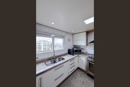 Apartamento para alugar com 216m², 3 quartos e 4 vagas Apartamento para alugar com 216m², 3 quartos e 4 vagasCozinha