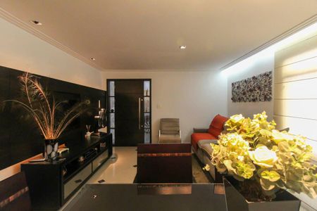 Casa à venda com 250m², 4 quartos e 4 vagas Casa à venda com 250m², 4 quartos e 4 vagasSala