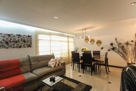 Casa à venda com 250m², 4 quartos e 4 vagas Casa à venda com 250m², 4 quartos e 4 vagasSala