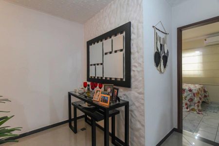 Casa à venda com 250m², 4 quartos e 4 vagas Casa à venda com 250m², 4 quartos e 4 vagasCorredor