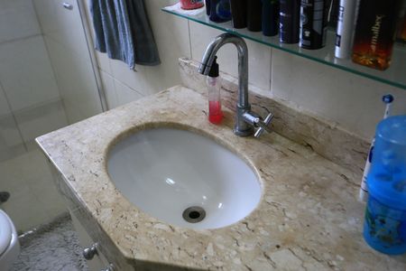 Casa à venda com 191m², 4 quartos e 2 vagas Casa à venda com 191m², 4 quartos e 2 vagasBanheiro