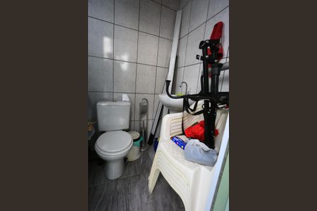 Casa à venda com 191m², 4 quartos e 2 vagas Casa à venda com 191m², 4 quartos e 2 vagasBanheiro da churrasqueira