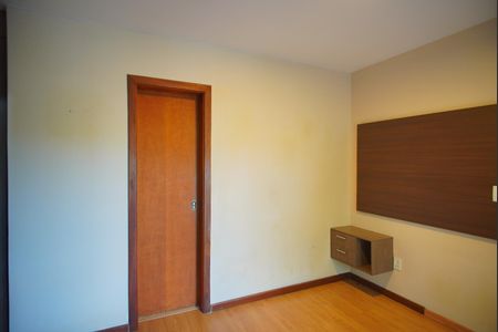 Casa à venda com 225m², 4 quartos e 2 vagasSuíte