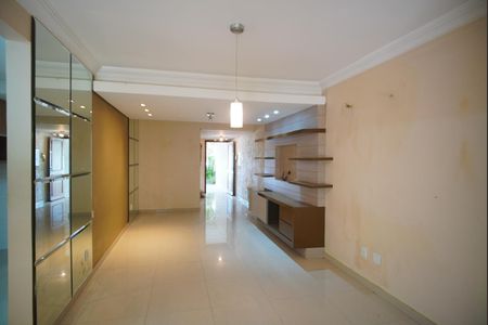 Casa à venda com 225m², 4 quartos e 2 vagasSala