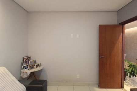 Sala de TV de casa à venda com 3 quartos, 189m² em Santa Monica, Belo Horizonte