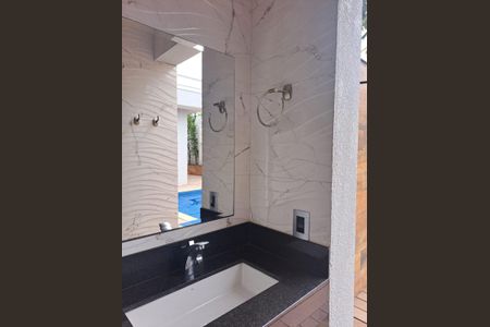 Casa de condomínio à venda com 231m², 3 quartos e 4 vagasBanheiro