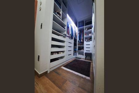 Casa de condomínio à venda com 231m², 3 quartos e 4 vagasCloset