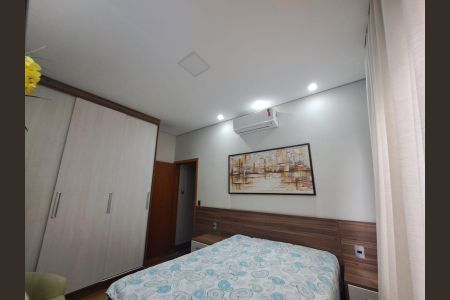 Casa de condomínio à venda com 231m², 3 quartos e 4 vagasQuarto