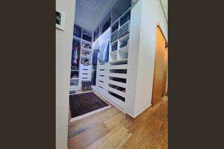 Casa de condomínio à venda com 231m², 3 quartos e 4 vagasCloset