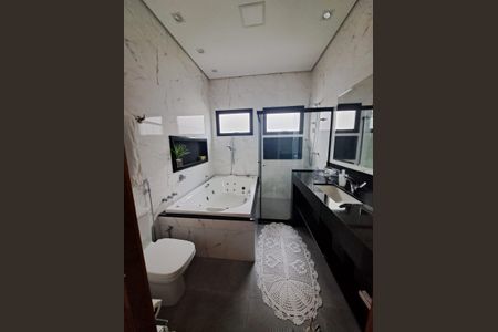 Casa de condomínio à venda com 231m², 3 quartos e 4 vagasBanheiro