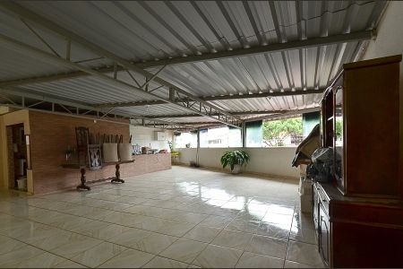 Casa à venda com 270m², 3 quartos e sem vaga Casa à venda com 270m², 3 quartos e sem vagaTerraço