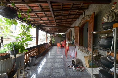 Casa à venda com 270m², 3 quartos e sem vaga Casa à venda com 270m², 3 quartos e sem vagaVaranda