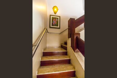 Apartamento para alugar com 136m², 4 quartos e 2 vagas Apartamento para alugar com 136m², 4 quartos e 2 vagasEscada