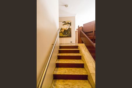 Apartamento para alugar com 136m², 4 quartos e 2 vagas Apartamento para alugar com 136m², 4 quartos e 2 vagasEscada