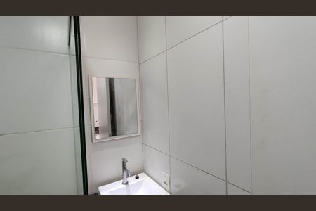 Banheiro de kitnet/studio para alugar com 1 quarto, 16m² em Cidade Antônio Estêvão de Carvalho, São Paulo