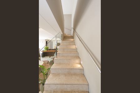 Apartamento para alugar com 323m², 4 quartos e 4 vagas Apartamento para alugar com 323m², 4 quartos e 4 vagasEscada