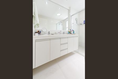 Apartamento para alugar com 323m², 4 quartos e 4 vagas Apartamento para alugar com 323m², 4 quartos e 4 vagasBanheiro suíte 2