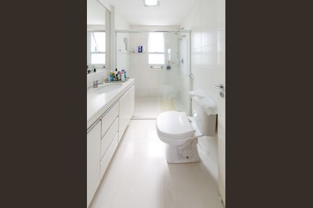 Apartamento para alugar com 323m², 4 quartos e 4 vagas Apartamento para alugar com 323m², 4 quartos e 4 vagasBanheiro suíte 2