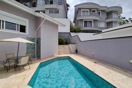 Casa à venda com 300m², 4 quartos e 6 vagas Casa à venda com 300m², 4 quartos e 6 vagaspiscina