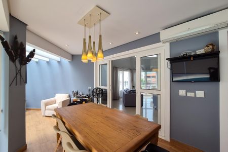 Casa à venda com 300m², 4 quartos e 6 vagas Casa à venda com 300m², 4 quartos e 6 vagasÁrea gourmet