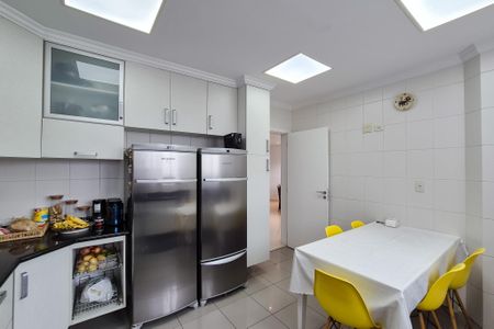 Casa à venda com 300m², 4 quartos e 6 vagas Casa à venda com 300m², 4 quartos e 6 vagasCozinha - Armários