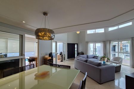 Casa à venda com 300m², 4 quartos e 6 vagas Casa à venda com 300m², 4 quartos e 6 vagasSala