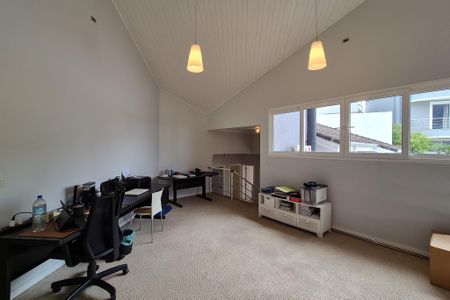 Casa à venda com 300m², 4 quartos e 6 vagas Casa à venda com 300m², 4 quartos e 6 vagasEscritório