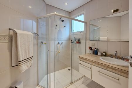 Casa à venda com 300m², 4 quartos e 6 vagas Casa à venda com 300m², 4 quartos e 6 vagasBanheiro Social