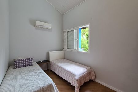 Casa à venda com 300m², 4 quartos e 6 vagas Casa à venda com 300m², 4 quartos e 6 vagasc