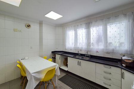 Casa à venda com 300m², 4 quartos e 6 vagas Casa à venda com 300m², 4 quartos e 6 vagasCozinha - Armários