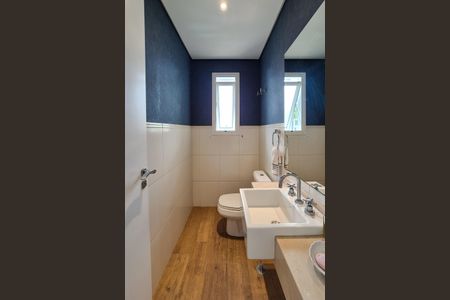 Casa à venda com 300m², 4 quartos e 6 vagas Casa à venda com 300m², 4 quartos e 6 vagaslavabo