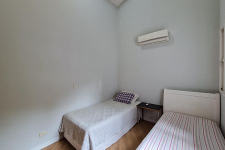 Casa à venda com 300m², 4 quartos e 6 vagas Casa à venda com 300m², 4 quartos e 6 vagasEscritório