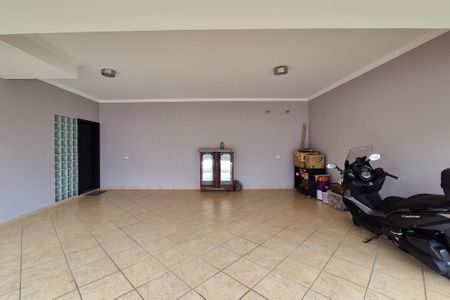 Casa à venda com 300m², 4 quartos e 6 vagas Casa à venda com 300m², 4 quartos e 6 vagasGaragem