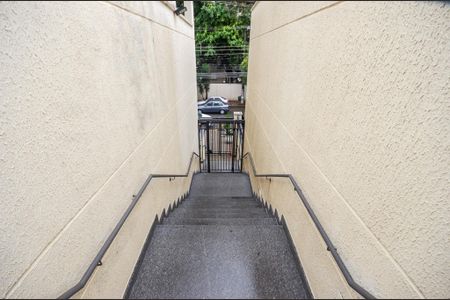 Casa à venda com 51m², 2 quartos e 1 vaga Casa à venda com 51m², 2 quartos e 1 vagaEscada