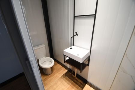 Banheiro de kitnet/studio para alugar com 1 quarto, 18m² em Parque dos Pomares, Campinas