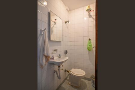 Casa para alugar com 350m², 7 quartos e 6 vagasBanheiro de Serviço- Casa 2