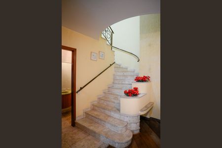 Casa para alugar com 350m², 7 quartos e 6 vagasEscada