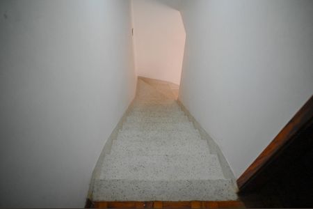 Casa para alugar com 350m², 7 quartos e 6 vagasEscada - Casa 2